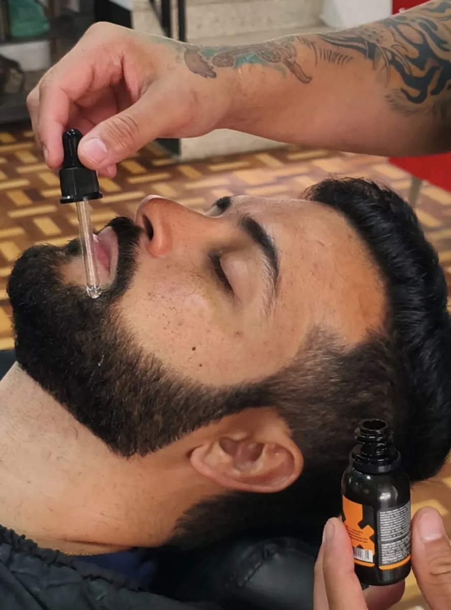 Aplicação de óleo de barba